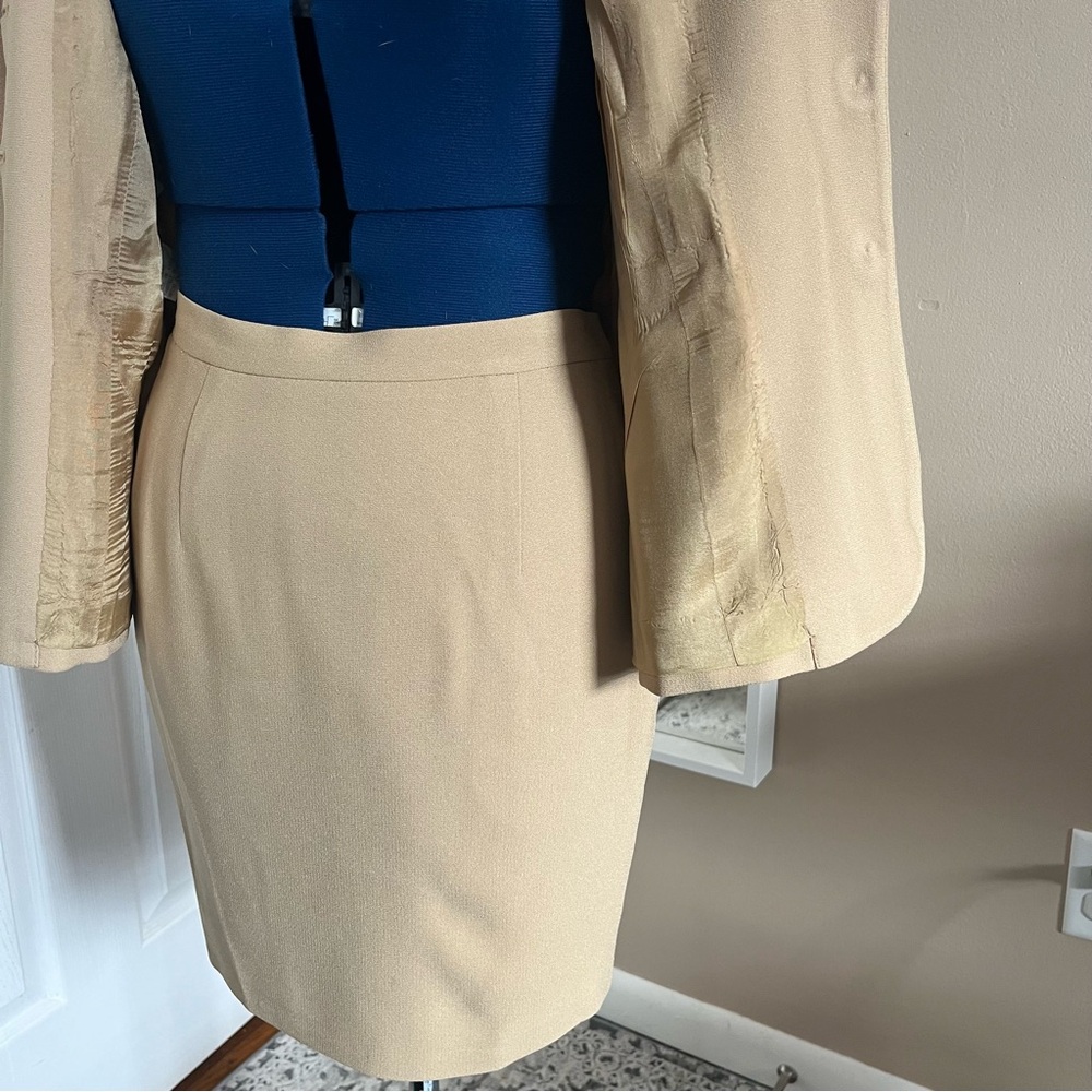 Jones New York tan skirt suit with double lapel, size 4 - Picture 5 of 9